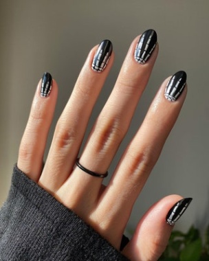 Niche Utama 2  Cool Halloween Nails Art Design Ideas For   Glamour